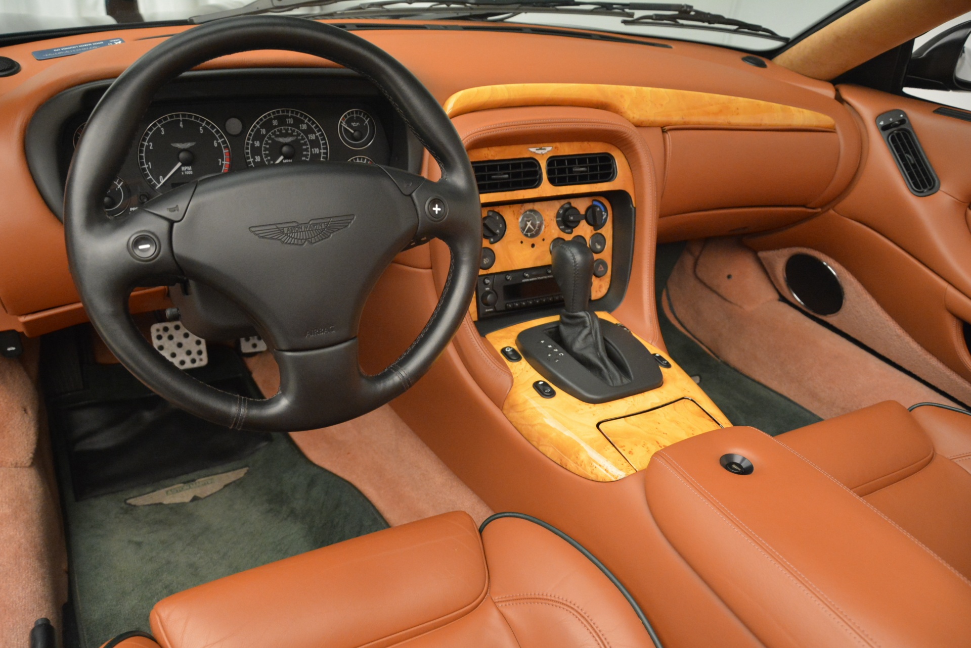 Aston Martin Vantage салон
