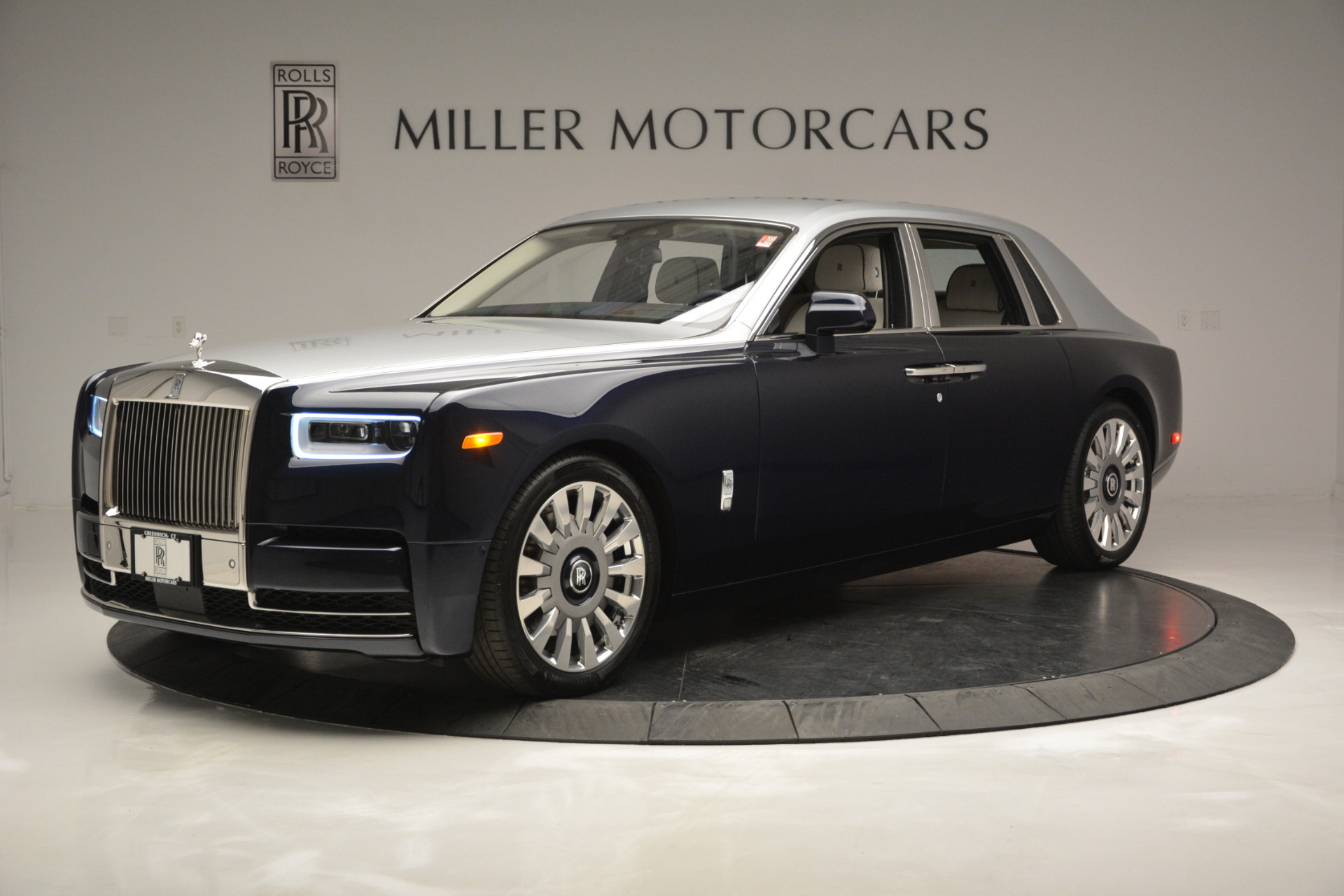 Tàu vũ trụ RollsRoyce Phantom với nội thất đá thiên thạch  Mua xe