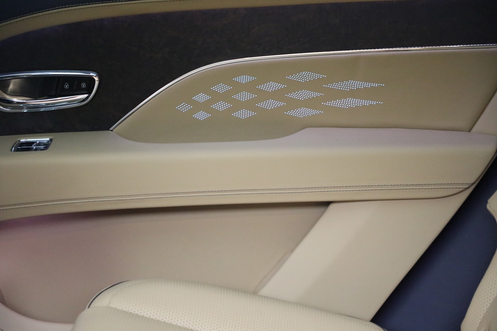 New 2023 Bentley Bentayga EWB V8