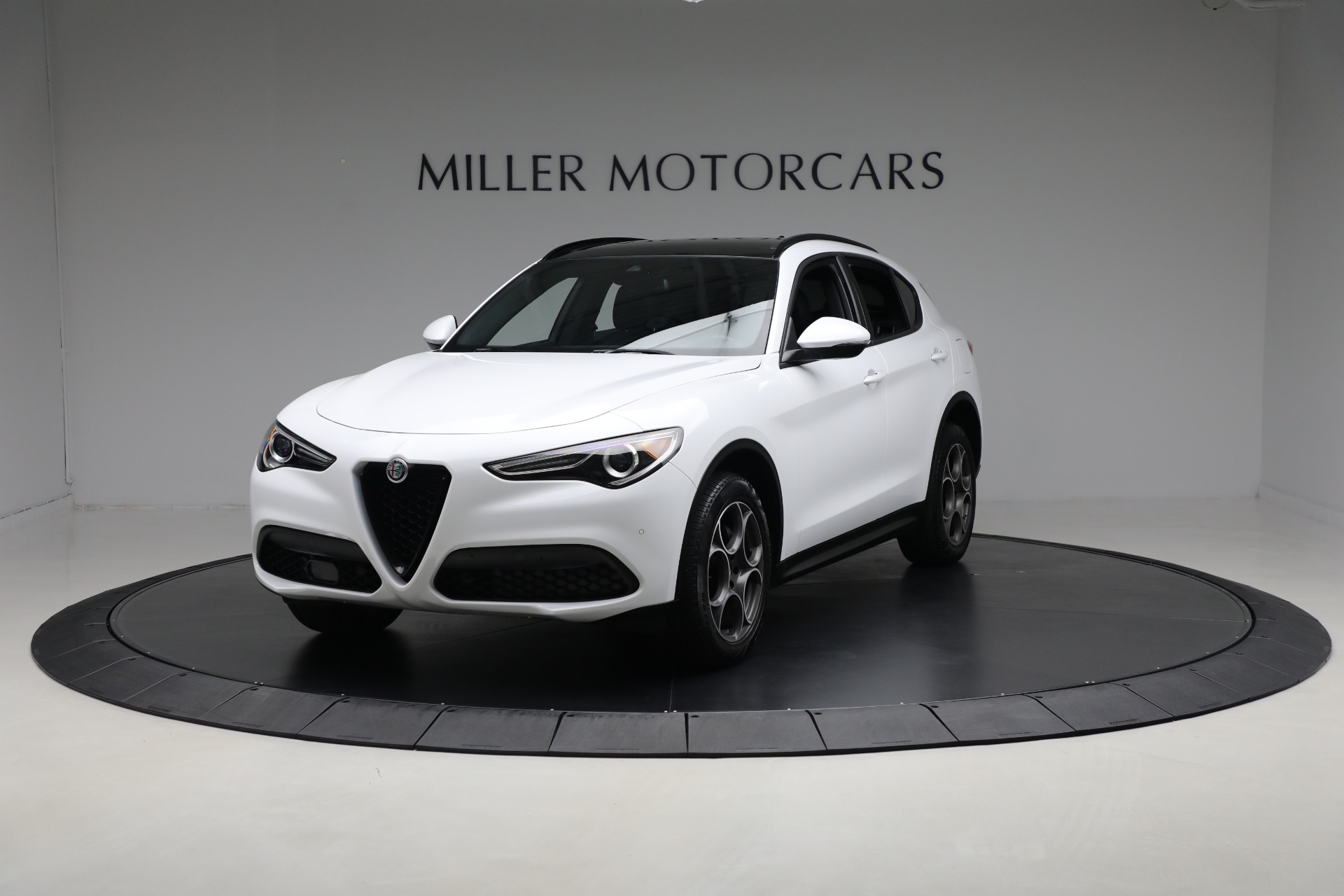 2022 Alfa Romeo Stelvio Base's photo